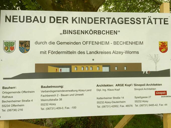 Schild zum Neubau der Kindertagesstätte "Binsenkörbchen"